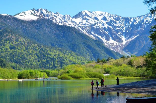 穂高連峰を背に、清らかな水を湛える大正池