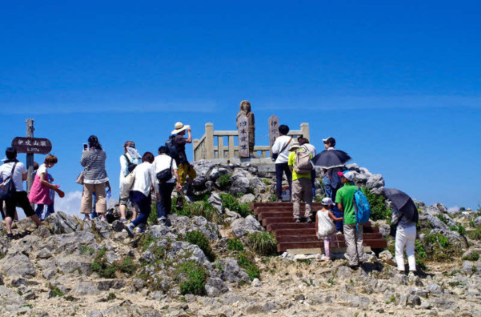 多  くの観光客が訪れる伊吹山（山頂付近）