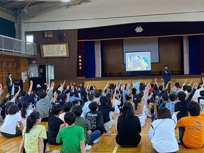 宮川小学校体育館で実施した、森づくり講座の様子。