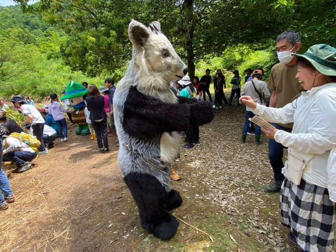  参加者と交流を深める上市町公認アンバサダーの三太くん（中央）たち