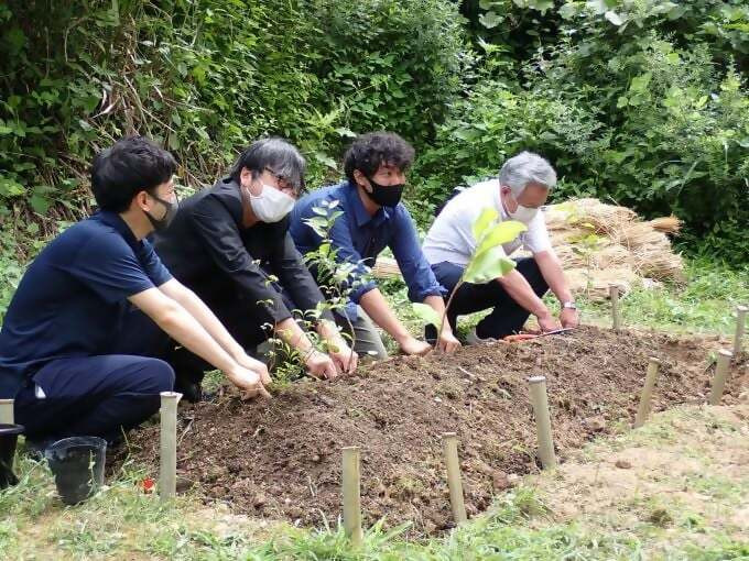 細田監督（左から２番目）と中川町長（１番右）ら