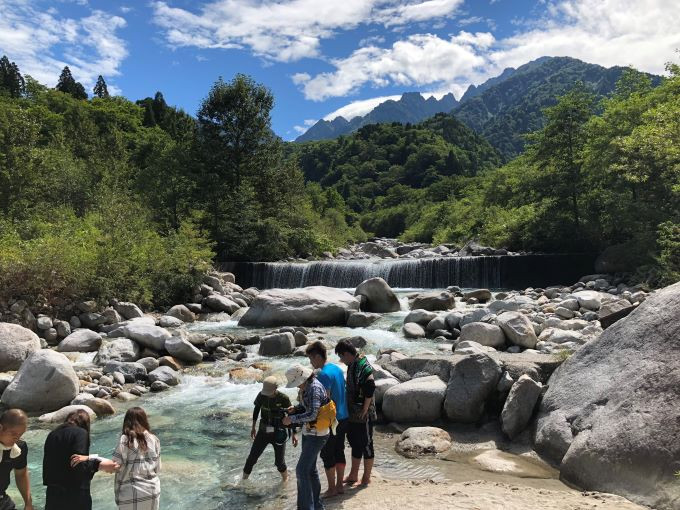 馬場島を流れる白萩川で遊ぶ。自然を愛する人々のリゾート空間です。