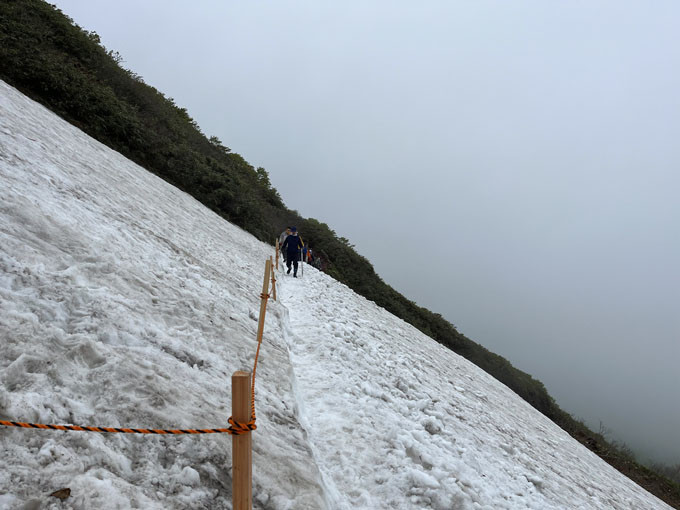 雪道を踏み固めています