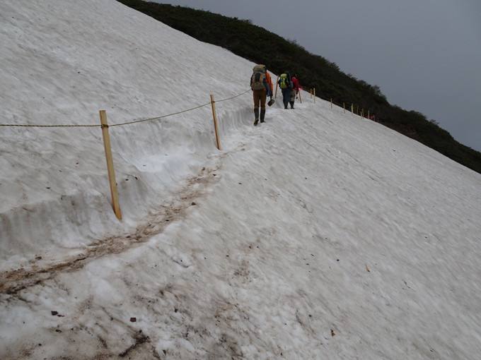 雪道を踏み固めています