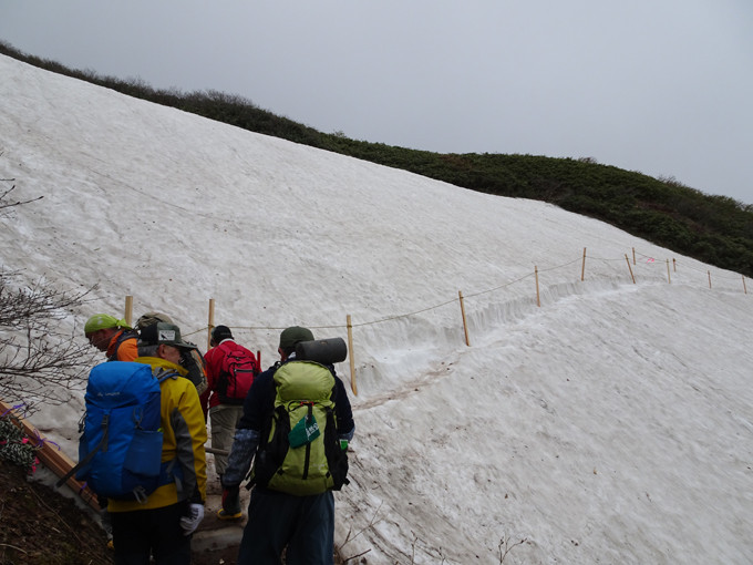 雪道を踏み固めています