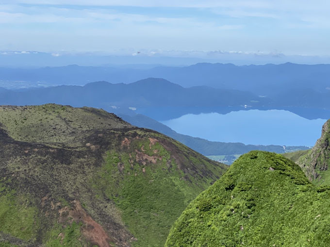 左が女岳、中央が田沢湖、右が男岳