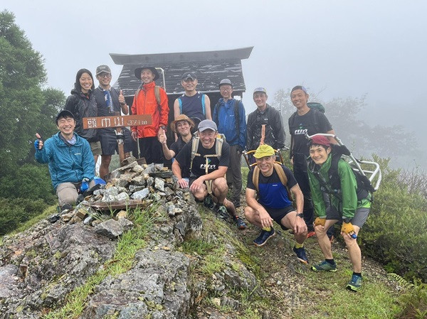 ボランティアや出走ランナーの協力で荷揚げ作業が行われている