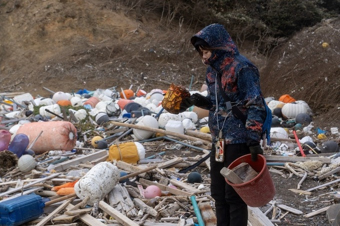 海岸で素材を集める様子
