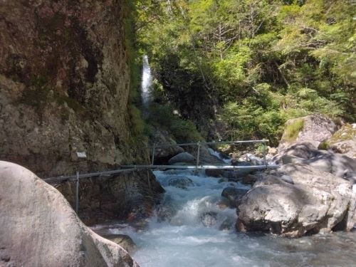 設置が完了した、額平川を渡る鉄パイプの橋