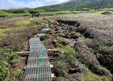 施工後・木道をグレーチング交換。土留め等も行う