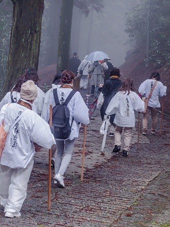 霧の中のお遍路さん