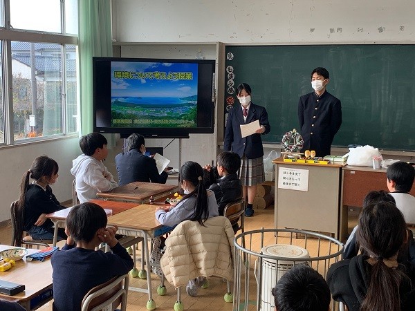 地元小学校にて高校生が松原保全活動の出前授業