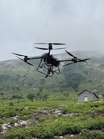 運搬用ドローンで資材を運ぶ様子