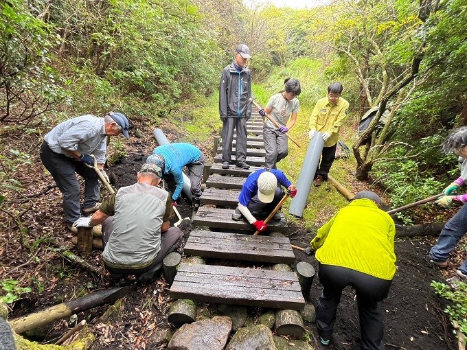 登山道の補修作業(くじゅうネイチャーガイドクラブ提供)