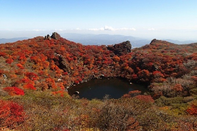 大船山と御池(くじゅうファンクラブ提供)