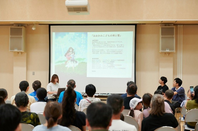 映画「おおかみこどもの雨と雪」の制作秘話について話す様子。
