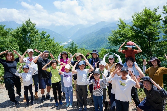 参加した親子のみなさんと千石城山の山頂で記念撮影。おつかれ山でした！