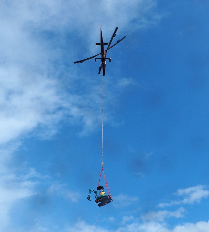 解体撤去工事に伴う重機搬入の様子