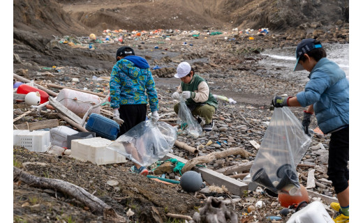 対馬の小学生たちと一緒に海岸清掃