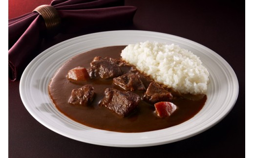 「佐賀牛カレープレミアム」佐賀牛をじっくりソテーし旨味を封じ込めた後、
風味豊かなスパイスを使い、丹念に煮込んでいます。