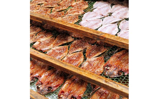 食の安全を第一に、岩本商店独自の方法で調整
・調合して味付け。新鮮な唐津のお魚を一枚一枚
丁寧に干し作っております。