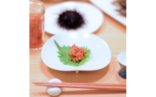 濃厚なコクと甘みがある塩ウニは、おつまにはもちろん
パスタに混ぜたりアレンジも楽しめます。
父の日・敬老の日などの贈り物にも