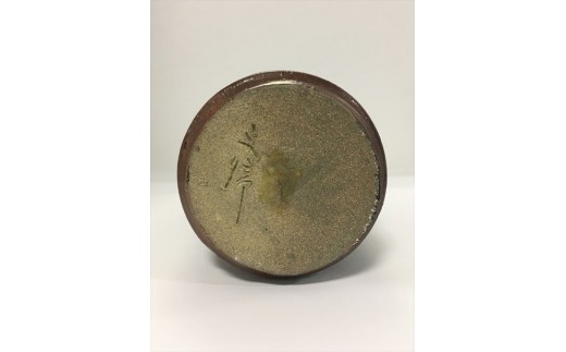 唐津焼を代表する朝鮮唐津花入れ。
底に銘が描かれております。
実寸サイズ直径14cm高19.6cm 木箱入り。