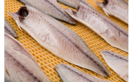 手間ひまかけて干し上げた自慢の天日干しは旨味が倍増。
魚特有の臭みも軽減、プリッとした歯ごたえが生まれます。