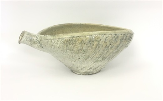 粉引唐津窯変片口。唐津焼は釉薬の表面に貫入が存在します。
この貫入に水分などがしみ込み表情を変え、唯一無二の味わい深い作品に。