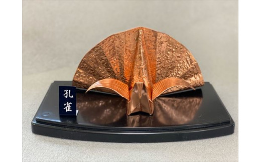 真鍮板は年月とともに変色する性質があります。
変色防止としてクリアラッカーで吹付仕上げしています。