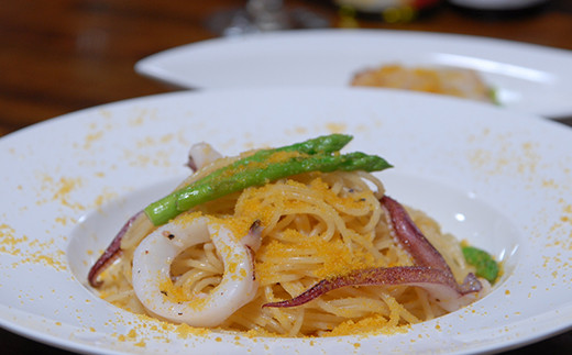 高級料理店のおせち、フレンチレストラン等でも使われる、本からすみと
パウダー状にした本からすみをセットでお送りいたします。