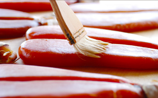 「一の塩」と「聚楽太閤大吟醸」を使用し、
一本一本手作りで、完成まで3週間の手間ひまをかけた本からすみです。