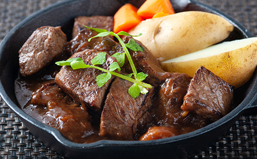 佐賀牛の赤身の持つ濃厚な牛肉本来の味をお楽しみいただけます。
旨み栄養たっぷり、赤身もも肉はコロコロステーキにも最適です。