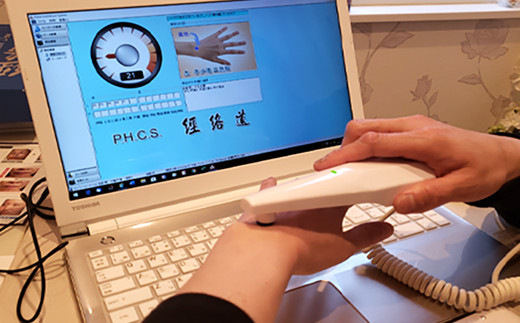 専用測定器で、全身のエネルギーのバランス
自律神経のバランス、臓腑の状態、気血の状態、
五行の分布などの様々な情報を測定。