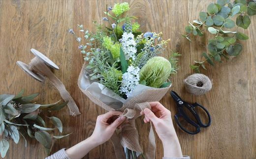 品のあるグリーンのスワッグでお花のブーケにも負けない彩りです。
バンクシアの存在感たっぷり。女性に人気です。ギフトにも。