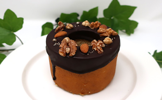 プレーン生地にビターチョコレートをコーティングでしっとりふわふわ。
アーモンドとヘーゼルナッツとくるみをトッピング。
