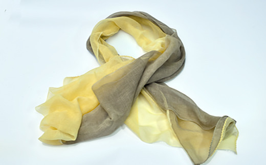 オリジナルのストールはふんわり優しい色合いです。
お色の出方は季節・天気・温度などで変わり
同じ色には染まりません。