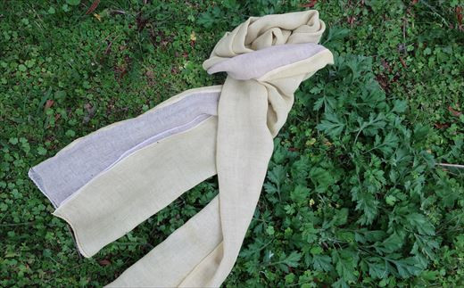 ※画像はイメージ※ 染液の素材は季節ごとに変わります。
一年中使え、夏は汗を取り、冬は首元を暖めてくれます。