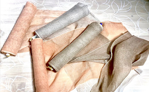 同じ色がふたつと出来ない草木染め。
唐津の山の中でひっそり、コツコツと、ひとつずつ手作りしています。