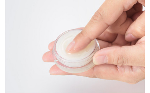 バームはお肌に馴染みやすく必要な油分を補ってうるおいを保ちます。
ゼラニウムの優しい香りでリラックス♪