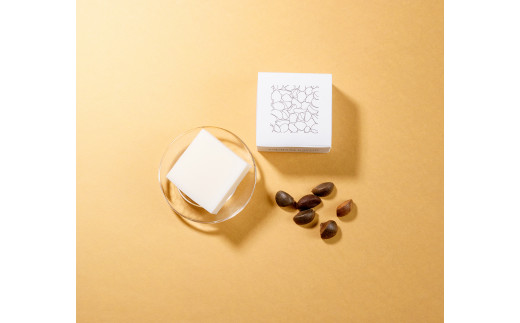 加唐島の椿油を35%配合。メイクも落とせるエイジングケア石けん。