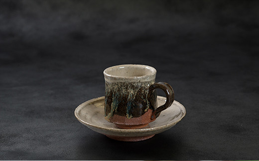 ソーサーは、少し深みのある斑唐津で、
単独で中皿としてお使いいただくこともできます。