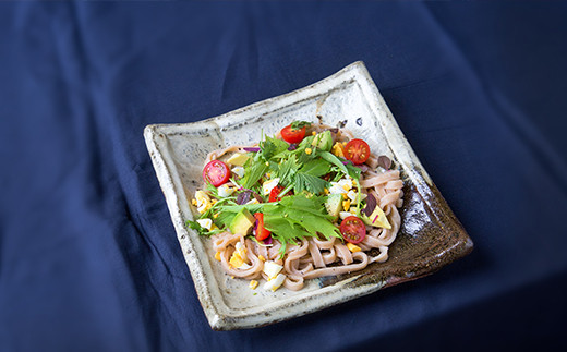 存在感抜群の朝鮮唐津の角皿。
ギフト、記念日、贈り物、敬老の日、
ご自宅用に重宝します。ぜひこの機会に。