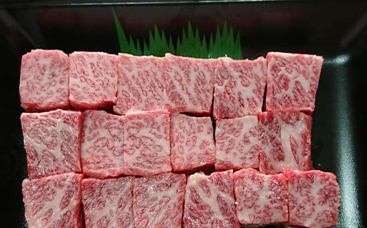 佐賀牛のもも・うで・ばら・ロース等々の色々な部位を使用！
贅沢に2～2.5㎝前後の少し大きめのサイコロ形状にしてあります。