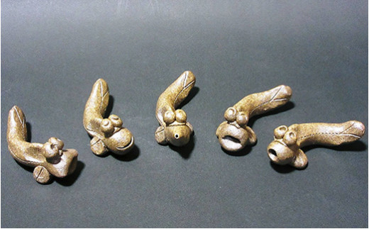 1つ1つ違った表情がありなんともいえない愛嬌たっぷりのかわいい箸置き。
今日の箸置きはどれにしようかなと毎日楽しくなりますね♪