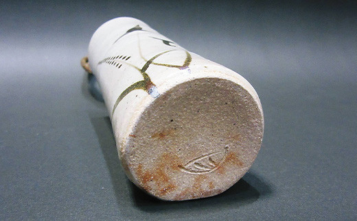 底部分がざらざらしている場合がございますのでテーブルなど、傷にご注意ください。　　