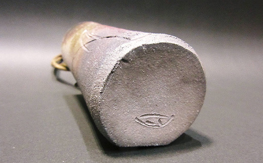 底部分がざらざらしている場合がございますのでテーブルなど、
傷にご注意ください。