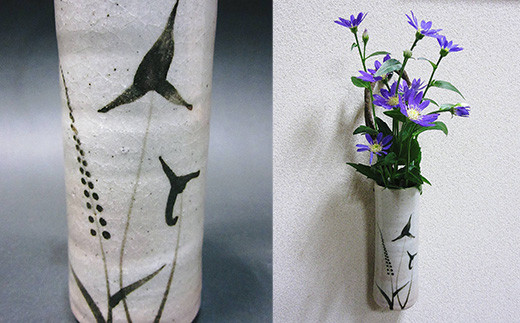 一輪の花や小枝を挿してちょっとした空間をお洒落にします。
シンプルな形は場所を選びません。