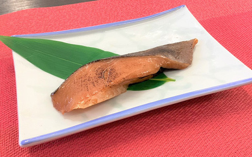 甘めの味噌床に48時間漬け込み味を浸み込ませました。
ごはんのおかずにお酒の肴に。