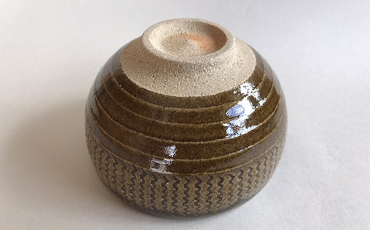 釉薬は鉄釉を掛けており色味は黄緑色に近い発色。
落ち着いた色味はお抹茶やアイスクリームを入れたり、何でも合いますよ。